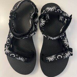 Teva Black and White Patterned Sandals woman’s 6